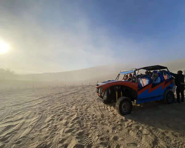 Buggy hacia la zona de vuelo en las dunas de Huacachina