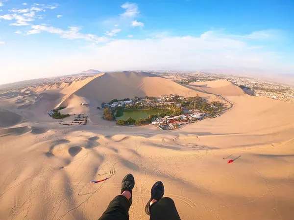 Vista aérea del oasis de Huacachina desde el parapente