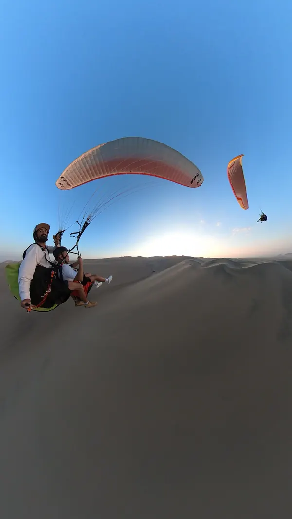 Parapente tándem sobre las dunas de Ica