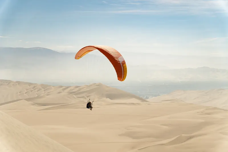 Vuelo tándem en parapente sobre las dunas de Huacachina